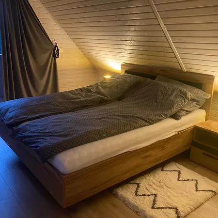 Apartament Drewniany Nad Stawem